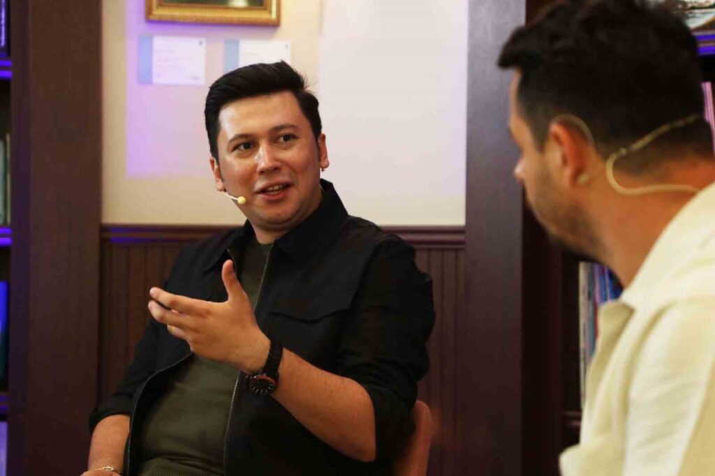 The ‘criticism’ was discussed in the Litros Art Conversations program.