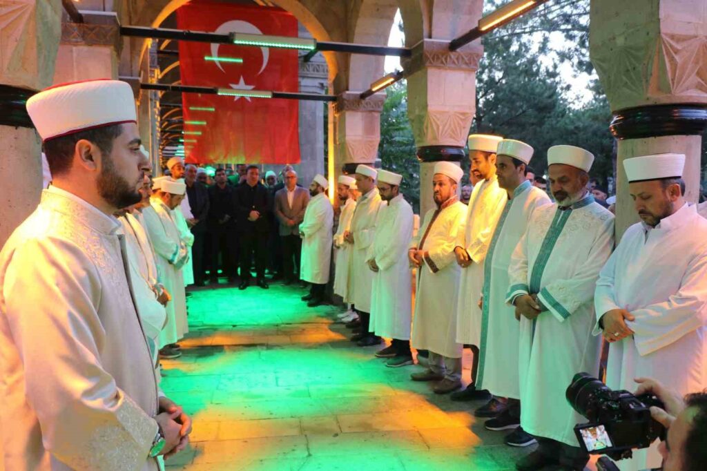 The people of Erzincan gathered for the morning prayer on “Terzibaba Day.”