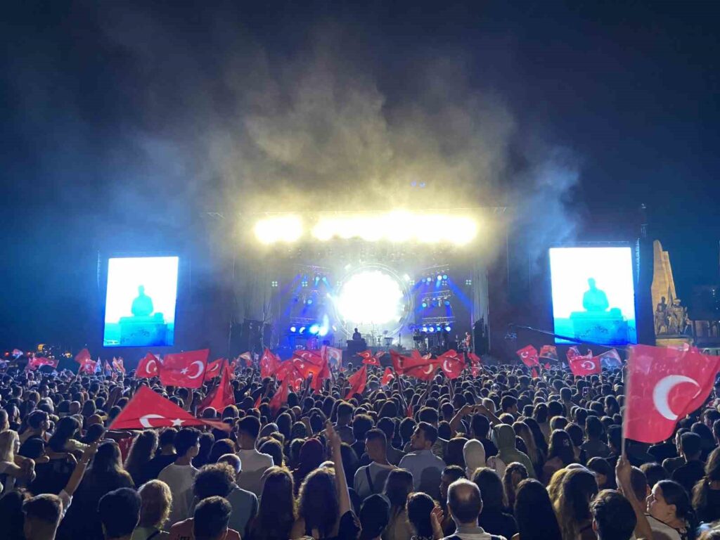 The Victory Day on August 30 was celebrated with a Mabel Matiz concert in Beşiktaş.