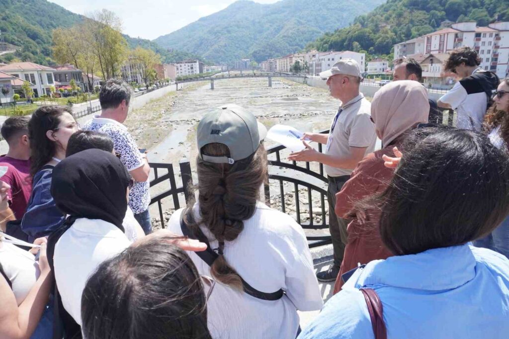 University students from all over Turkey examined Bozkurt, where the flood disaster occurred.