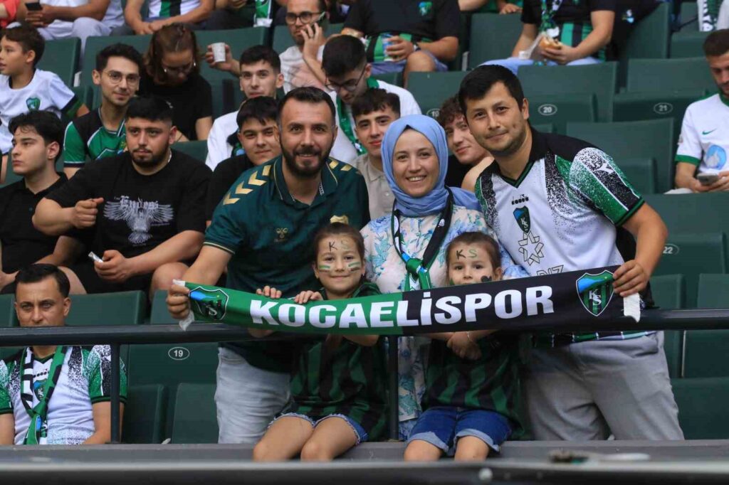 A gesture from singer Bayhan to the Kocaelispor community.