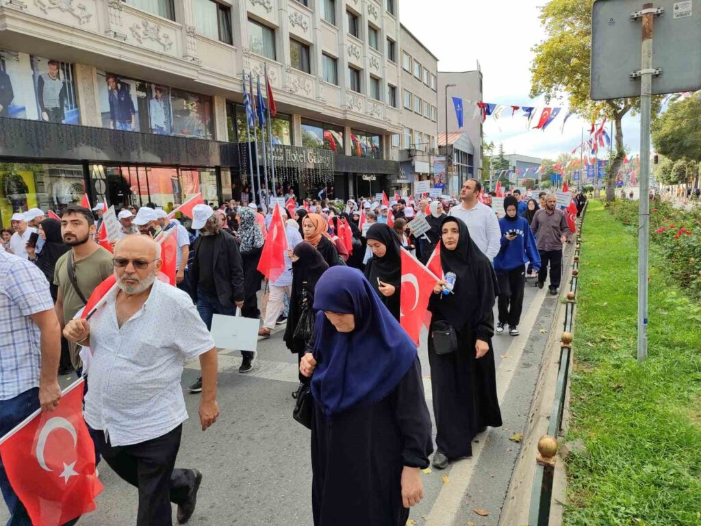 Hundreds of citizens against LGBT gathered in Fatih.