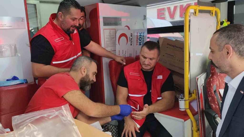 National wrestlers met with young athletes and donated blood.