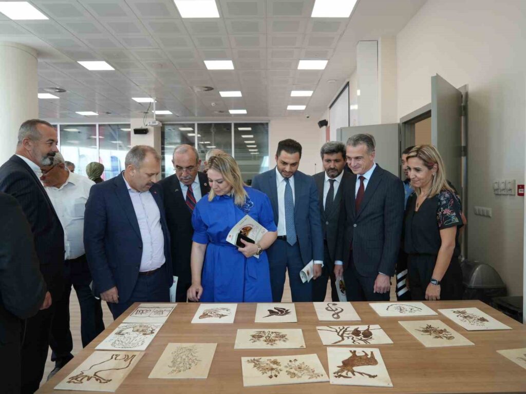 Products made of wood by private individuals were showcased.