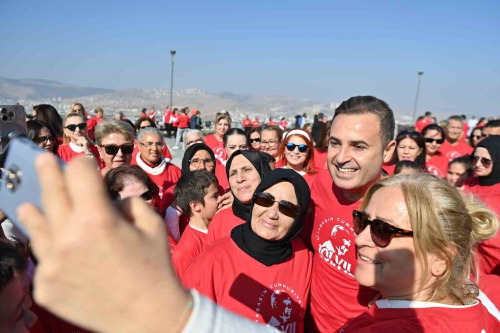 500 people danced Zeybek from 7 to 70 for the Republic.