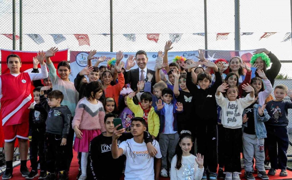 Children gathered at the neighborhood festival in Bayraklı.