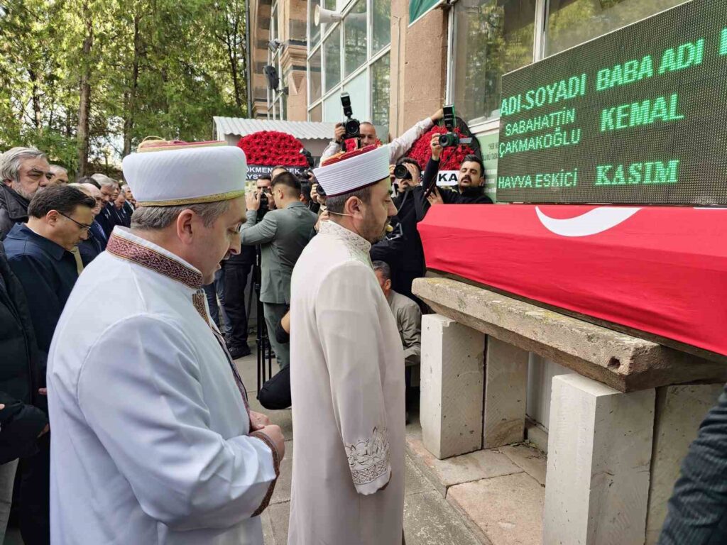 Former Minister Çakmakoğlu was bid farewell on his final journey.