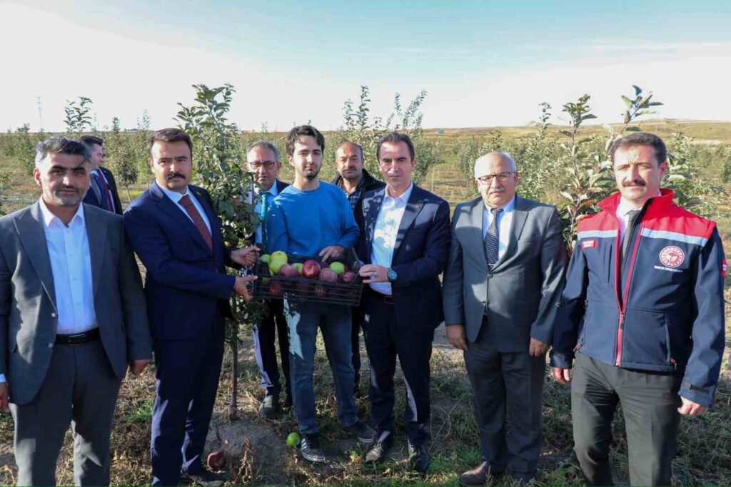 Governor Karakaya visited the apple orchard in Ahlat.