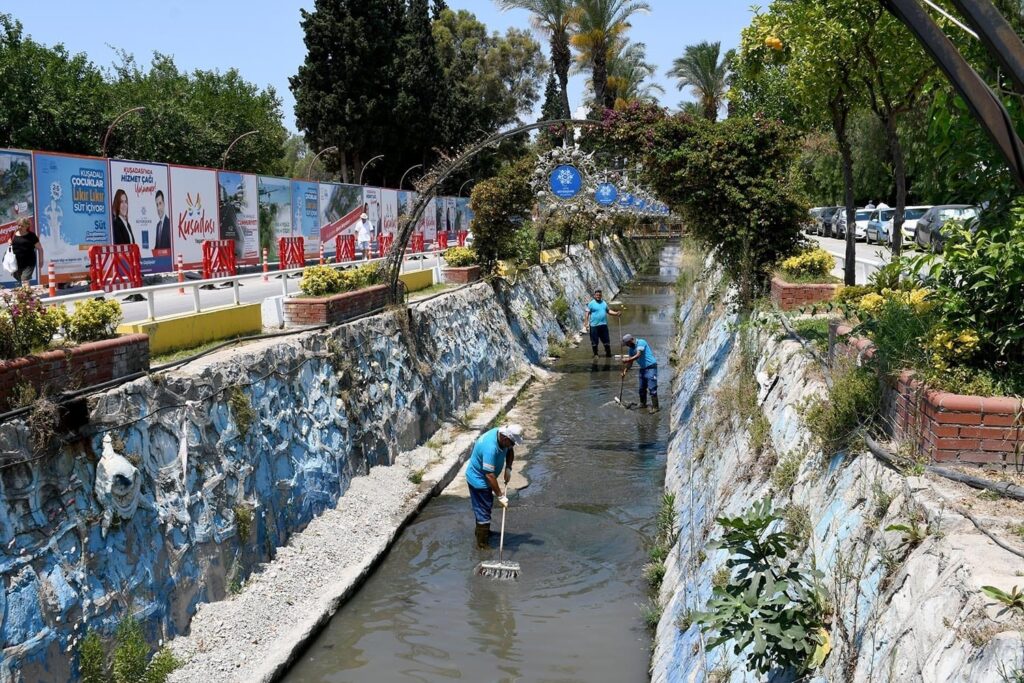 Kuşadası Municipality has taken on the rehabilitation of the stream that runs through the city center.