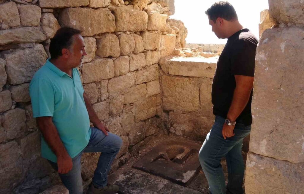 Living areas are emerging from the castle excavations: A 700-year-old toilet found in the walls.