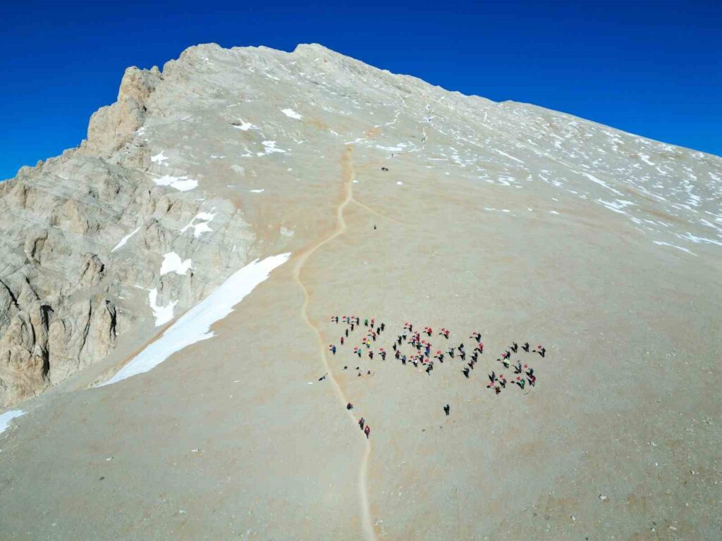 On the 101st anniversary of the Republic, 101 mountaineers ascended Aladağlar and wrote TUSAŞ.