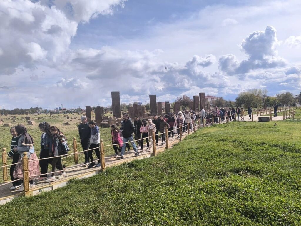 The blurry students visited Ahlat.