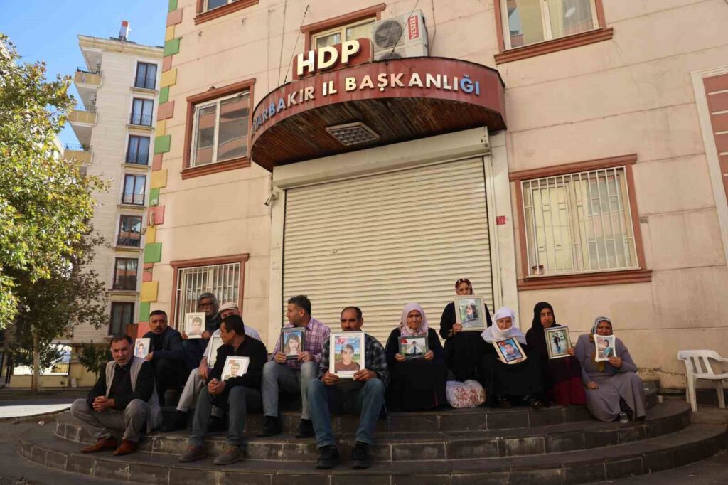 The Diyarbakır mothers condemned the CHP Chairman Özel for not visiting them.
