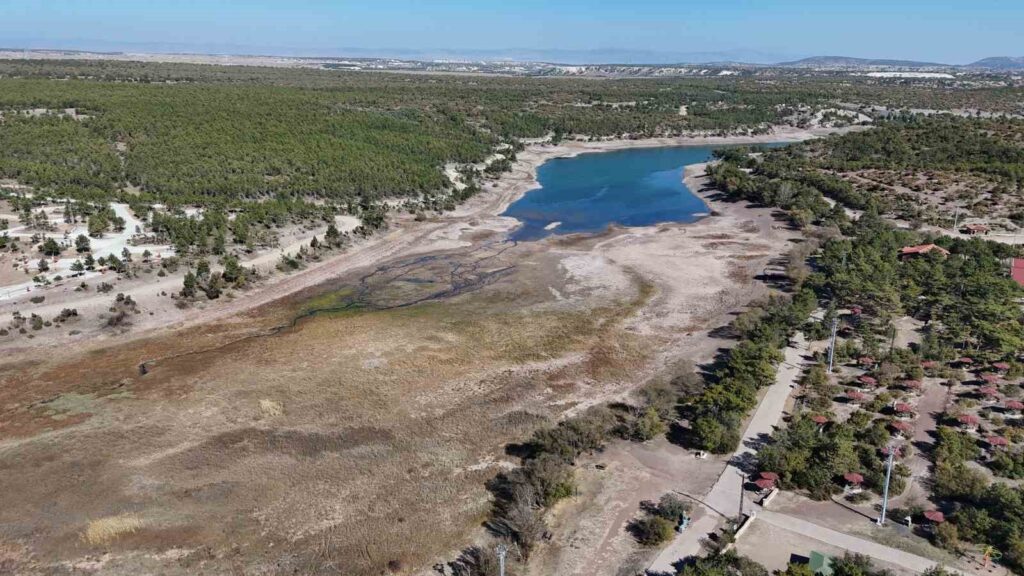 The drought in Musaözü Pond is scaring farmers.