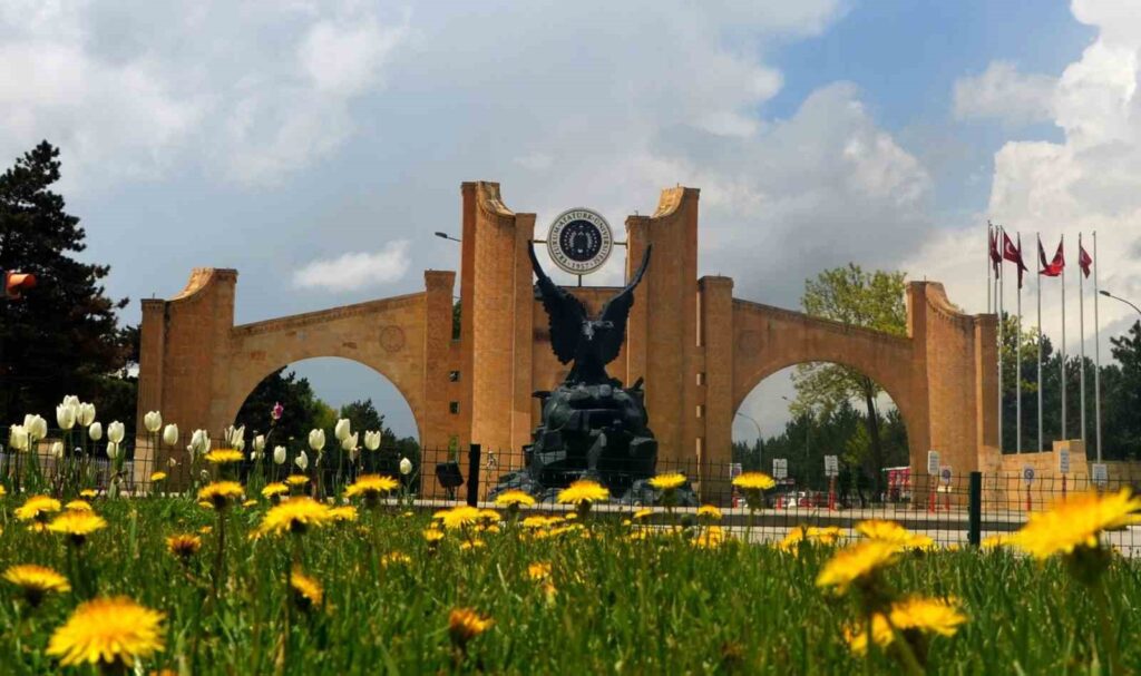 The number of students at this university is greater than the population of 50 provinces.