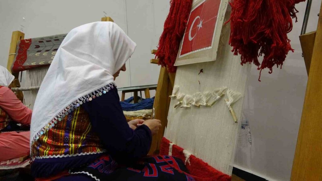 A seminar on the “Atlas of Turkish Knotted Carpets” project was held in Uşak.