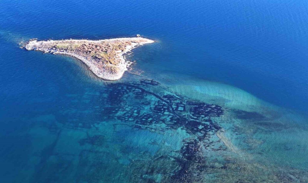 As Lake Van recedes, the microbialites beneath the water are coming to light.