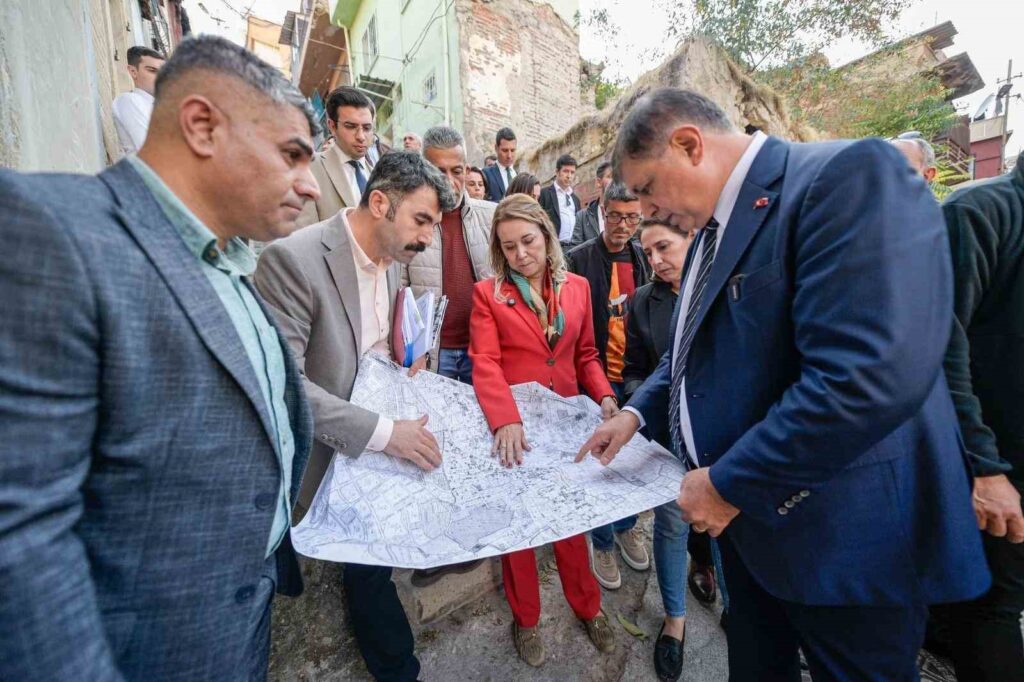 Historical neighborhoods in Izmir under the microscope.
