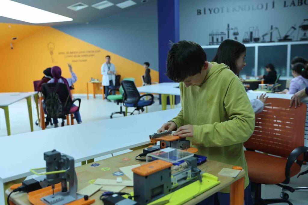 Kayseri Science Center introduced children to science during the mid-term break.