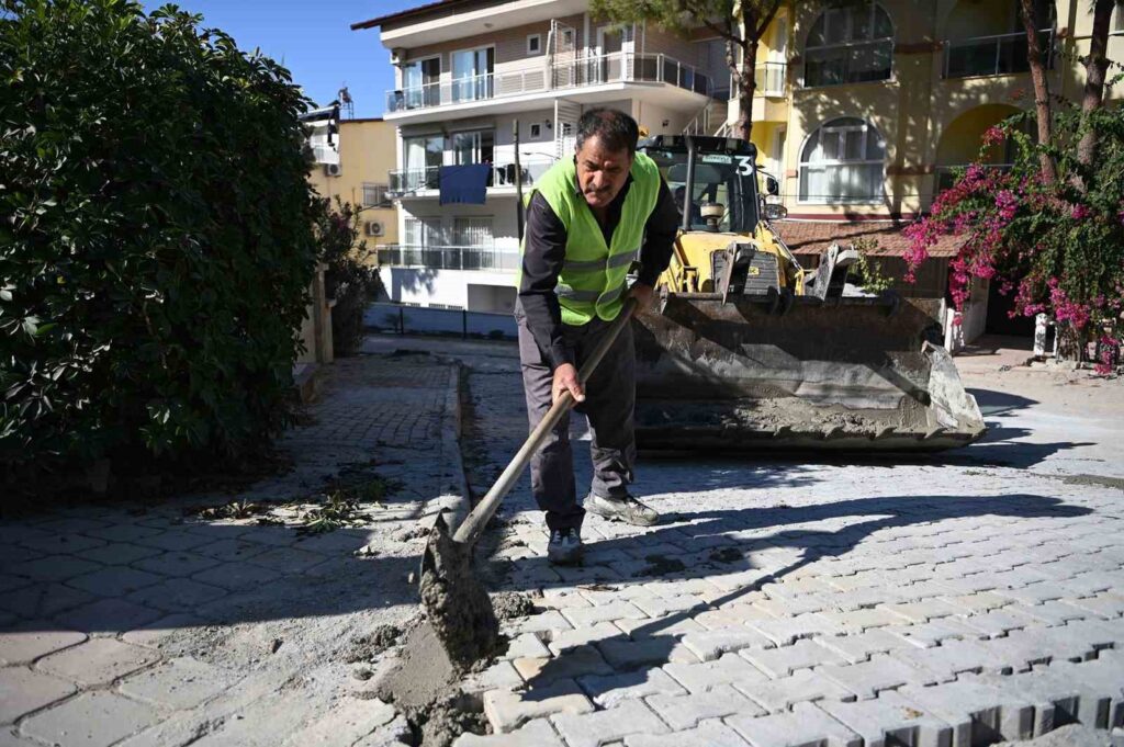 Road construction and maintenance works are ongoing in Kuşadası.