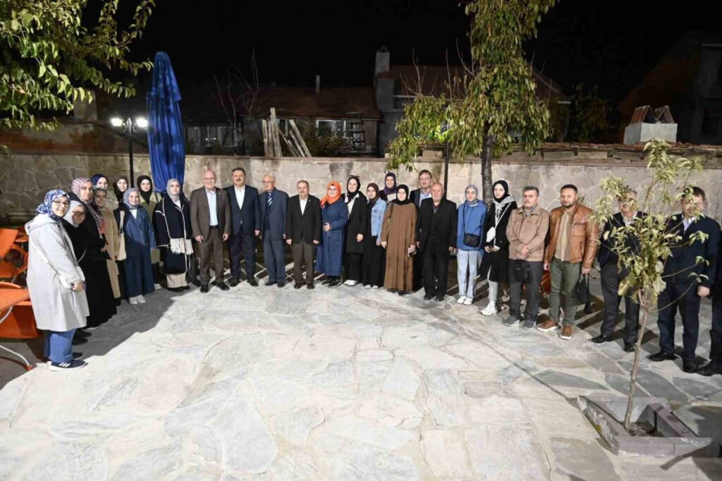 Students of Uşak University are having a ‘Hasbihal’ (friendly chat) with important figures in the mansion.