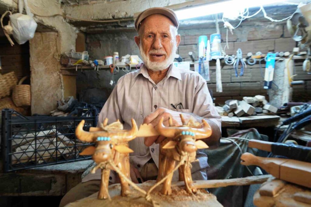The 92-year-old wood carving master, the last representative of the craft.