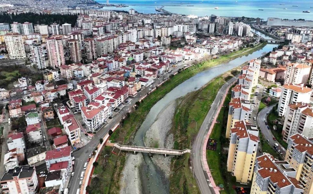 The construction of flood control structures continues in Samsun.